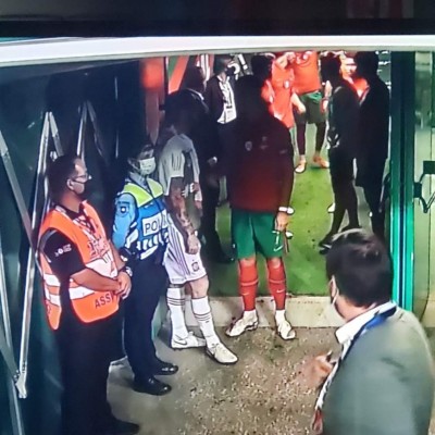 No se vio del Portugal-España: 'Fotón' de Sergio Ramos y Cristiano Ronaldo con regalo incluido