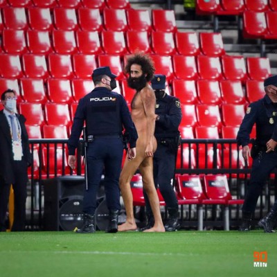 De no creer y en partido a puerta cerrada: Así fue la entrada de un espontáneo desnudo en el Granada-Manchester United&nbsp;&nbsp;&nbsp;