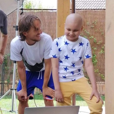 Niño hondureño comparte con Luka Modric en campaña contra el cáncer infantil