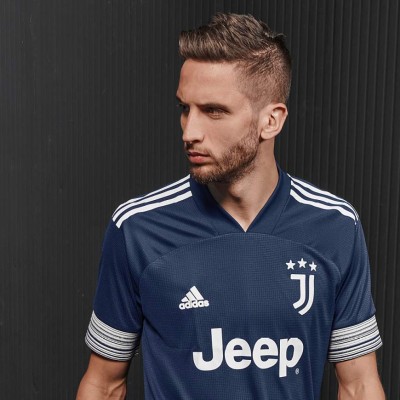 Cristiano Ronaldo presenta la segunda camiseta de la Juventus para la temporada 2020/21&nbsp;&nbsp;
