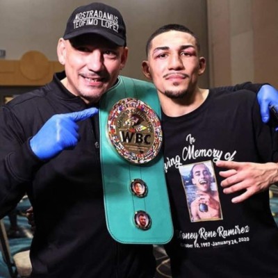 Las otras fotos del histórico triunfo de Teófimo López: se arropa con la bandera de Honduras y las lágrimas de Lomachenko
