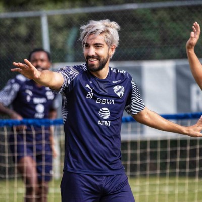 Futbolista mexicano 'enamora' a su compañero y causa revuelo: ''El hombre de mi sueños''