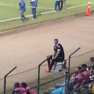 El descontrol de los futbolistas en el Olímpico, delicado momento de Menjívar y el chistoso 'banco' que utilizó Diego Vázquez