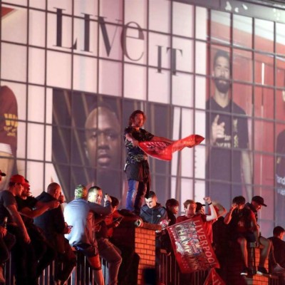 ¡Locura total! El espectacular festejo del Liverpool tras recibir el trofeo de la Premier League