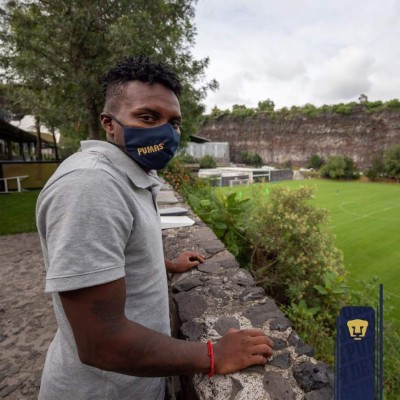 ¡Pruebas médicas y el número! Las imágenes de la presentación de Carlos Mejía con Pumas