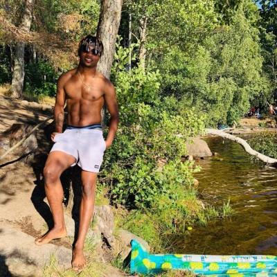 ¡Lo disfruta a pesar de no jugar! Así es la vida del hondureño Kevin Álvarez en Suecia