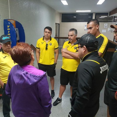 Moliendo caña, comiendo pan y de paseo; así la pasa Real España en Danlí, El Paraíso