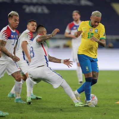 FOTOS: El encontronazo de Neymar con el DT de Chile, Vidal llama 'payaso' al árbitro y el cariño entre barcelonistas