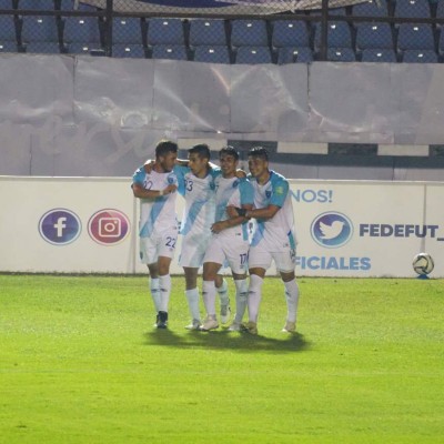 Los aficionados afuera del Cuscatlán, el cubano que llegó casi al entretiempo y la celebración de Alphonso Davies