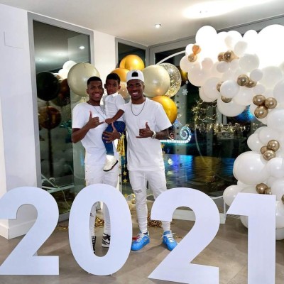 ¡Fiesta de Neymar y Cristiano, beso de Messi! Así recibieron el 2021 los grandes futbolistas del planeta