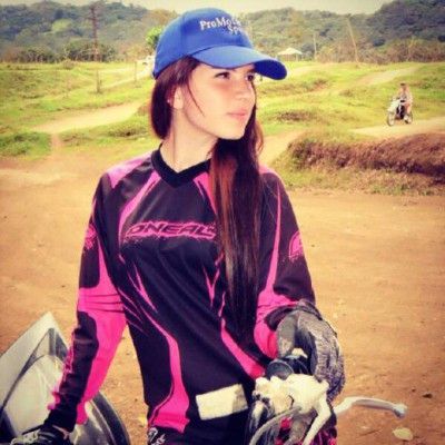 Pamela Guzmán, la tica que acelera a fondo motores y corazones