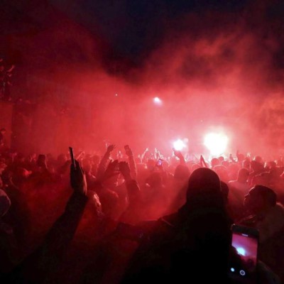 ¡Locura total! El espectacular festejo del Liverpool tras recibir el trofeo de la Premier League