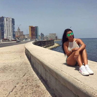 Ronaldinho y la sensual modelo tica que lo acompañó en una fiesta