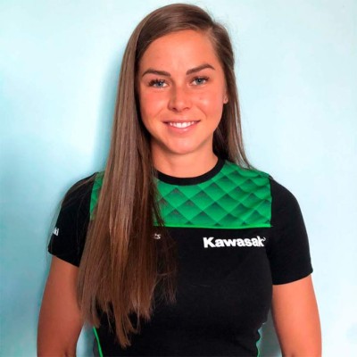 Sharni, la hermosa piloto que se retiró del motociclismo por culpa del machismo en las carreras