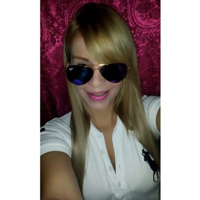 Karencita, la sensual rubia que vuelve locos a los hondureños en los estadios