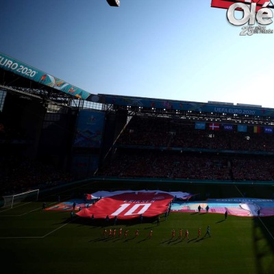Minuto de aplausos y pancartas gigantes: El conmovedor homenaje a Eriksen durante el Dinamarca-Bélgica