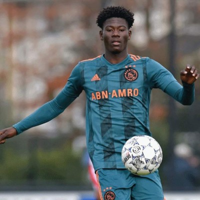 El increíble físico de David Easmon, la joya del Ajax de 14 años que mide 1.90 metros