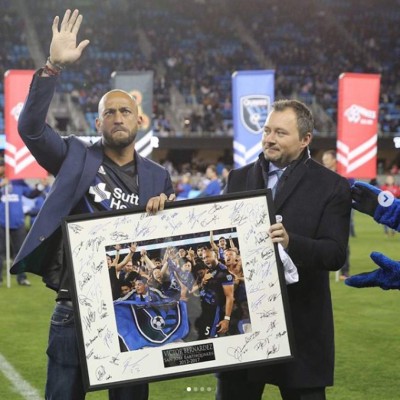 Así es la vida de Víctor Bernárdez enseñando en la academia del Liverpool