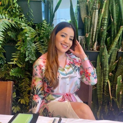 Virginia, la preciosa esposa de Emilio Izaguirre y sus vacaciones en las Islas de la Bahía