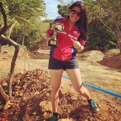 Alexandra López, la bella y talentosa hondureña del motocross
