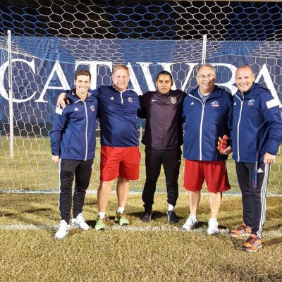 Así es Luis Cálix, el hondureño que venció a la muerte para formar campeones