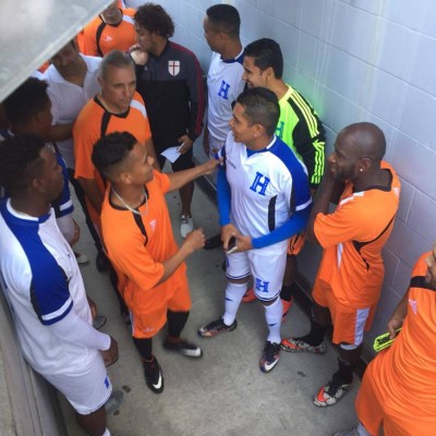 Aficionados hondureños y sus fotos con las leyendas de la Selección Nacional en Nueva Jersey