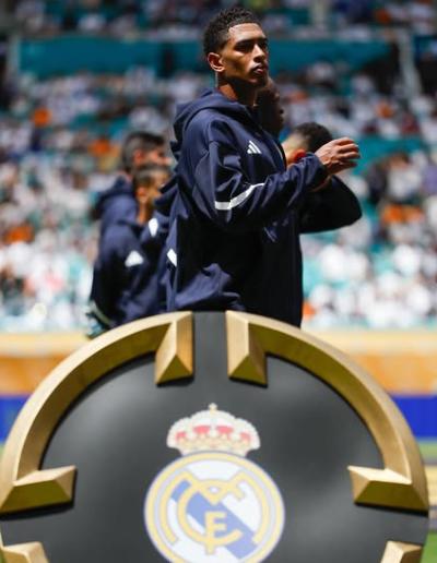 ¡Bien enamorados! Así fueron captados Bellingham con su espectacular novia mientras se recupera de su lesión