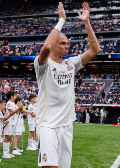 David Suazo enfrentó a las leyendas del Real Madrid: así le fue en el Bernabéu