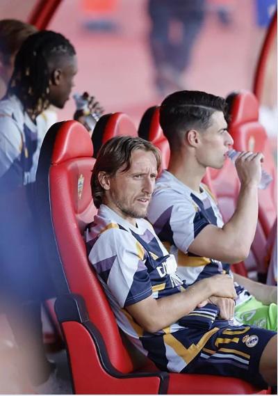 Mientras tanto, Modric junto a Kepa en el banquillo de suplentes.