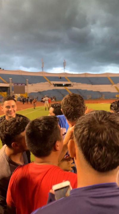 Emotivo: Jonathan Rougier rompe en llanto al ser arropado por la afición del Motagua que le pedía que se quedara