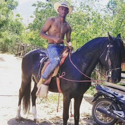 Estilo y moda: Derroche de elegancia de Douglas Martínez en redes sociales