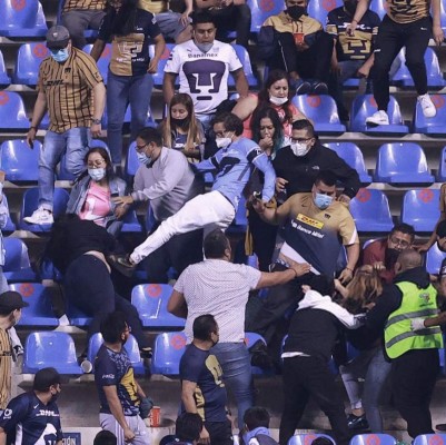 Liga MX: afición de Puebla y Pumas se pelean en las gradas; identificaron al joven que pateó a una mujer