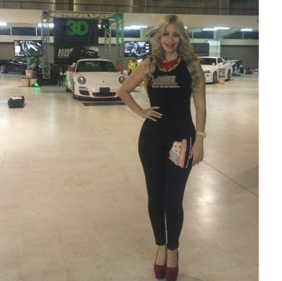 Karencita, la sensual rubia que vuelve locos a los hondureños en los estadios