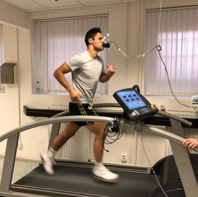 La vida en redes del ruso Evgeny Kabaev: fanático del Barça y la chica rubia que resplandece en su muro