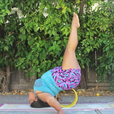 Es instructora de yoga, tiene elasticidad y su sobrepeso no es problema