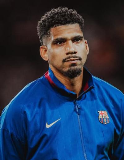 Barcelona va por el mejor central del mundo para sustituir a Ronald Araújo: Flick ya dio el 'ok'