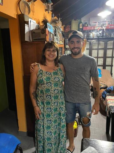 Agustín Auzemendi junto a Rosana Pedone, su madre.