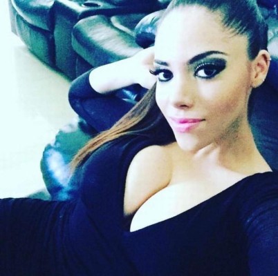 Presentadora mexicana levanta su vestido para mostrar tatuaje