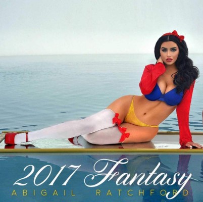 ¡De infarto! La exfutbolista más sexy arrasa con su calendario para 2017