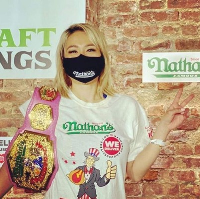 Se devoró 48 en 10 minutos: ¿Quién es? la mujer con el récord mundial de más hot dogs comidos&nbsp;&nbsp;