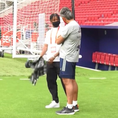 ¡Irreconocible! Crack del Barcelona visita el entrenamiento de España y sorprende con su nuevo look