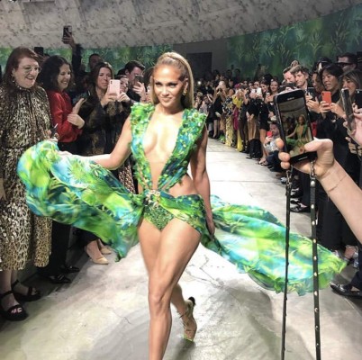 ¡Atrevida! Jennifer Lopez arrasa en la pasarela de Versace a sus 50 años