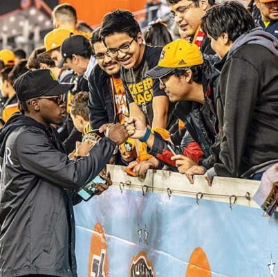 ¡Al estilo CR7! Alberth Elis presume en redes sociales su físico ganado en la cuarentena