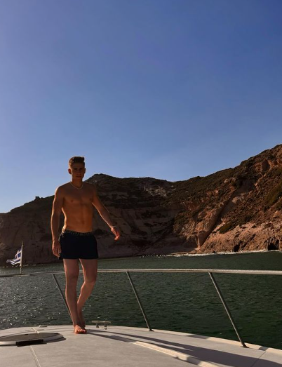 Futbolista del Barcelona presentó a su novia y es vacilado por sus compañeros: “Estás a tiempo de borrar”