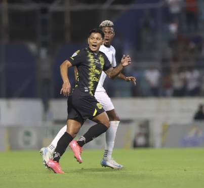 Real España venció a un pobre y deslucido Olimpia y la máquina de Jeaustin Campos se sube al liderato del torneo