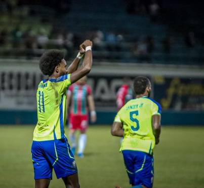 Joanderson celebra el primer gol del encuentro.