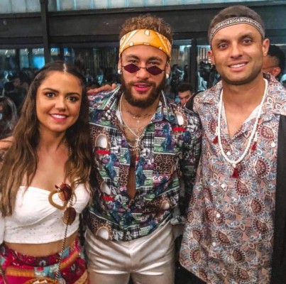 Neymar se viste de 'hippie' para celebrarle el cumpleaños a un amigo surfista en plena navidad