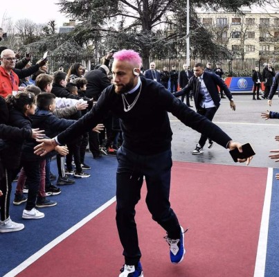 Neymar estrena extravagante 'look' y le rinde homenaje a Kobe Bryant en partido del PSG