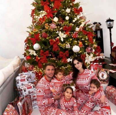 Apasionado beso de Thiago y uno en muletas: Así viven la navidad 2020 los cracks del fútbol