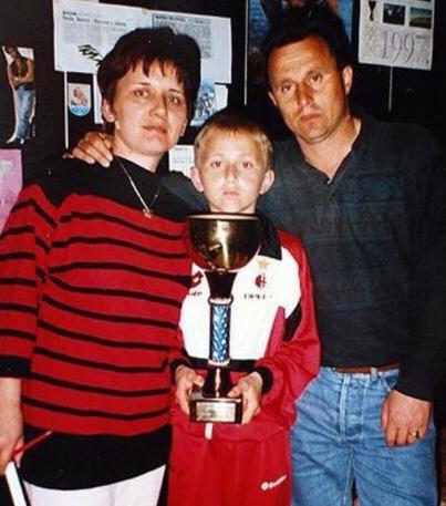 Modric posando con sus padres y luciendo la camiseta del Milan cuando era niño.
